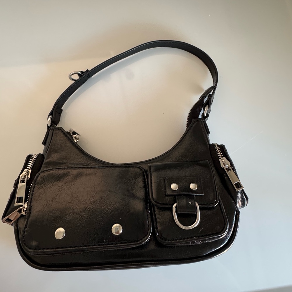 Sporty Handbag with Multiple Pockets